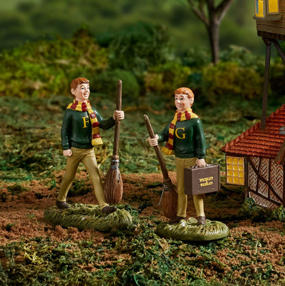 Department 56 Harry Potter Village Accessories Fred and George Weasley Figurine Set, 3.1 Inch, Multicolor