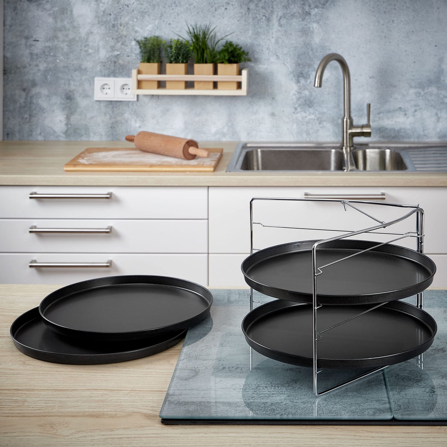 Grizzly Pizza Baking Set, 5-Piece Set, with Lockable Stand and 4X Pizza Tray Round 28 cm, Pizza Rack for Oven, Bake 4 Pizzas at The Same time