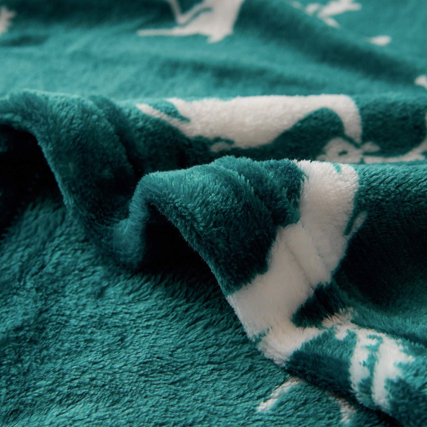 FY FIBER HOUSE Christmas Home Decor Flannel Fleece Throw Blanket for Couch Sofa with Reindeer Print，50"X60", Green