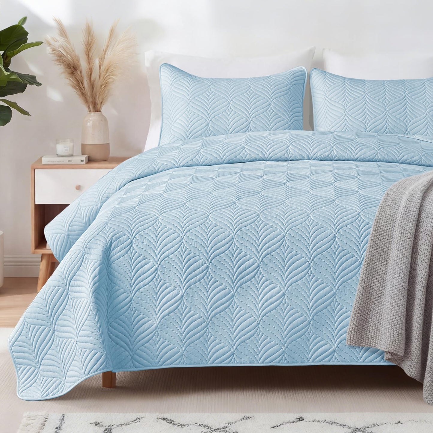 Whale Flotilla Extra Soft Full Queen Quilt Bedding Set, Lightweight Light Blue Bedspreads Quilts Queen Size with Modern Pattern, Reversible 3-Piece Coverlet with 2 Pillow Shames for All Seasons