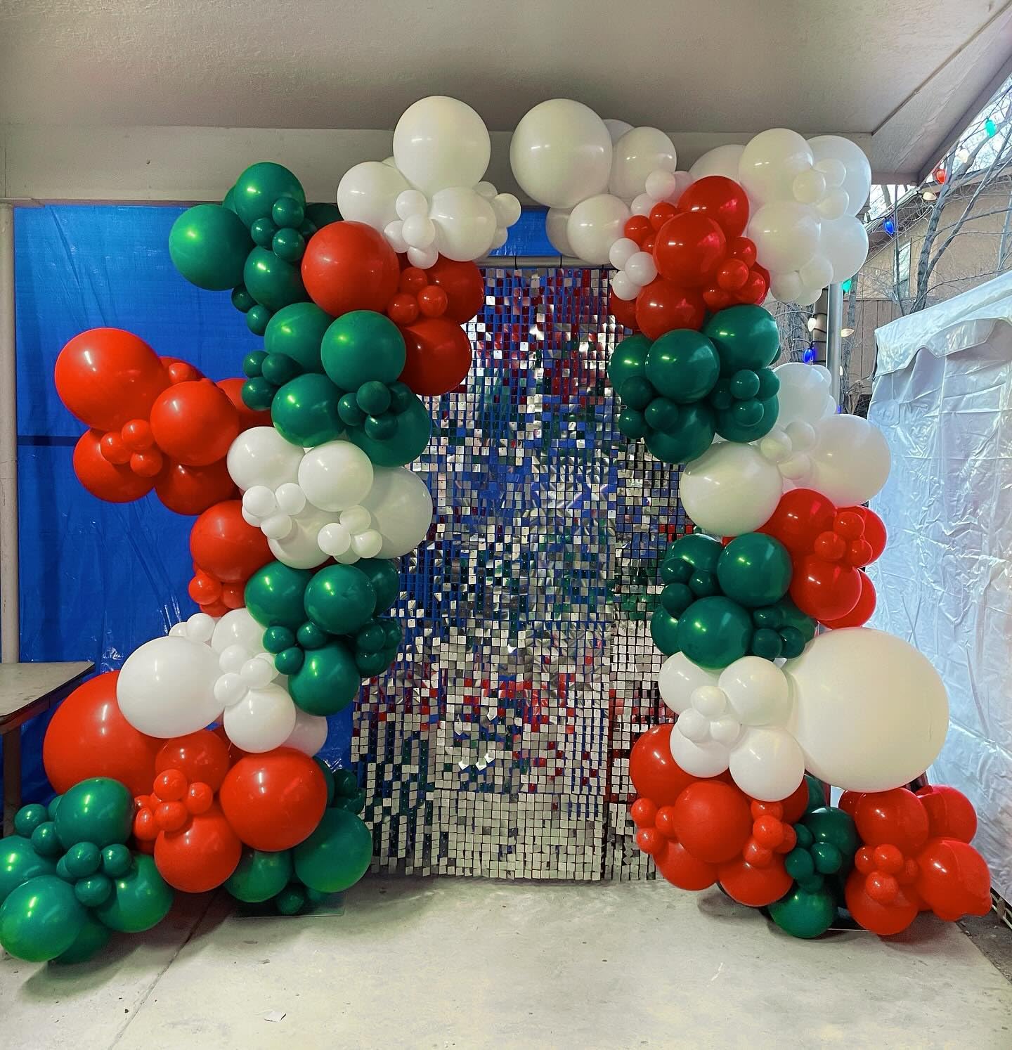 Christmas Balloon Arch Kit, 124pcs Green White Red Balloons with 16ft Tape Strip & Dot Glue for Christmas Birthday Baby Shower Wedding Party Decorations