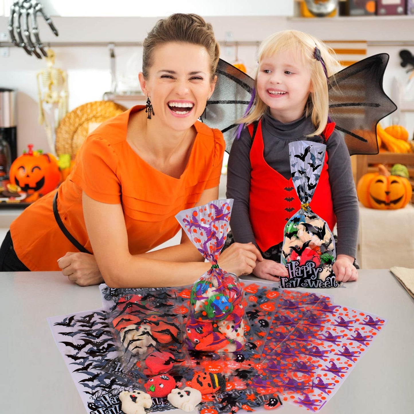 DIYASY 150 Pcs Halloween Cellophane Treat Bags, Clear Candy Bags Plastic Bats Pumpkin Bag Witch Goody Bag with 300 Twist Ties for Kids Party Favor