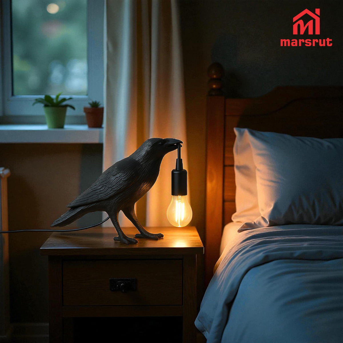 Crow Lamp Holding Light Bulb, Raven Bird Halloween Table Lamp Home Decor, Dark Academia Gothic Styling, Victorian Lifelike Novelty Animal, for Bedside Bedroom Living Room Desk Floor, 11.6 x 6.9 inches