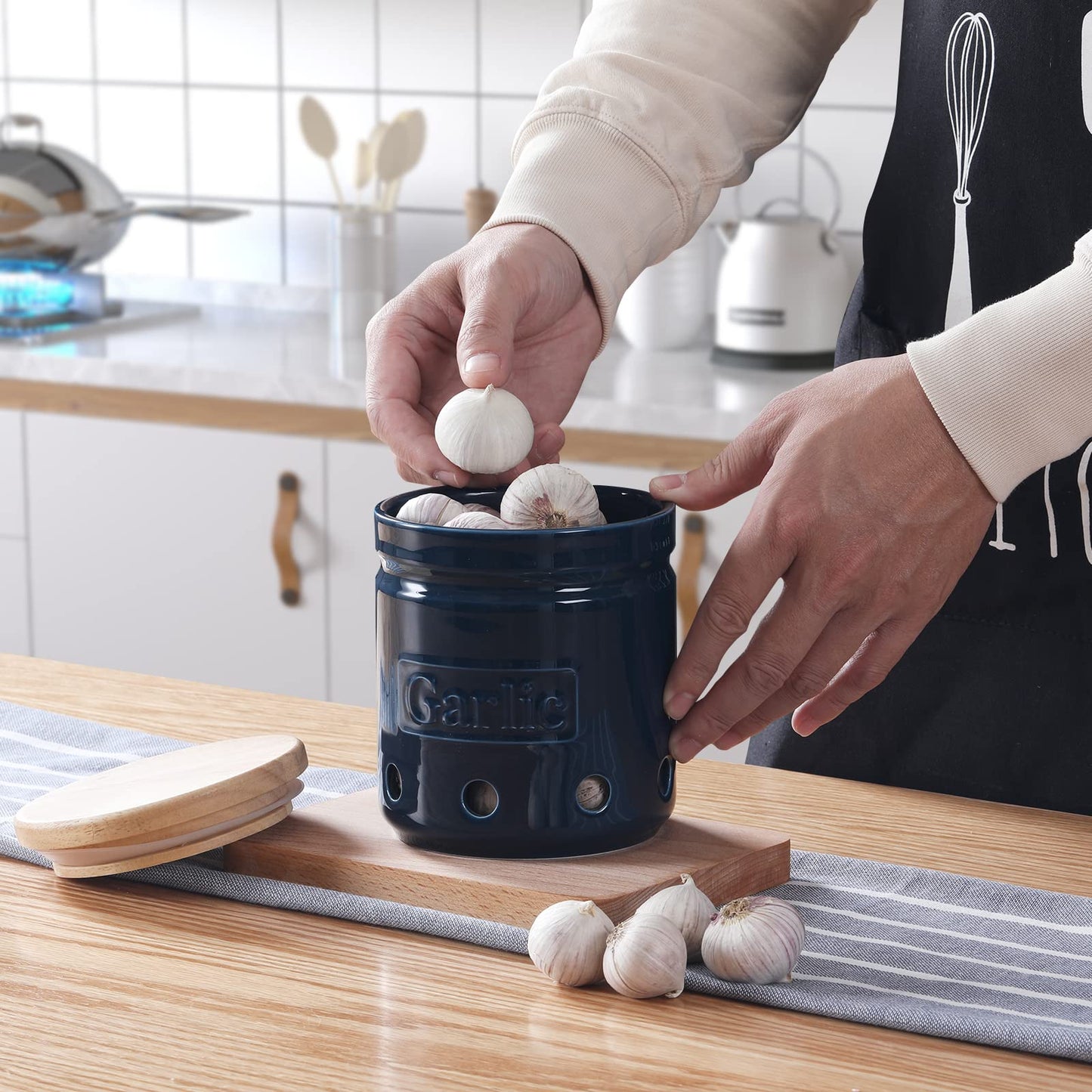 ONTUBE Garlic Keeper with Wooden Lid, 4.5-Inch Ceramic Garlic Holder 24oz (Navy)