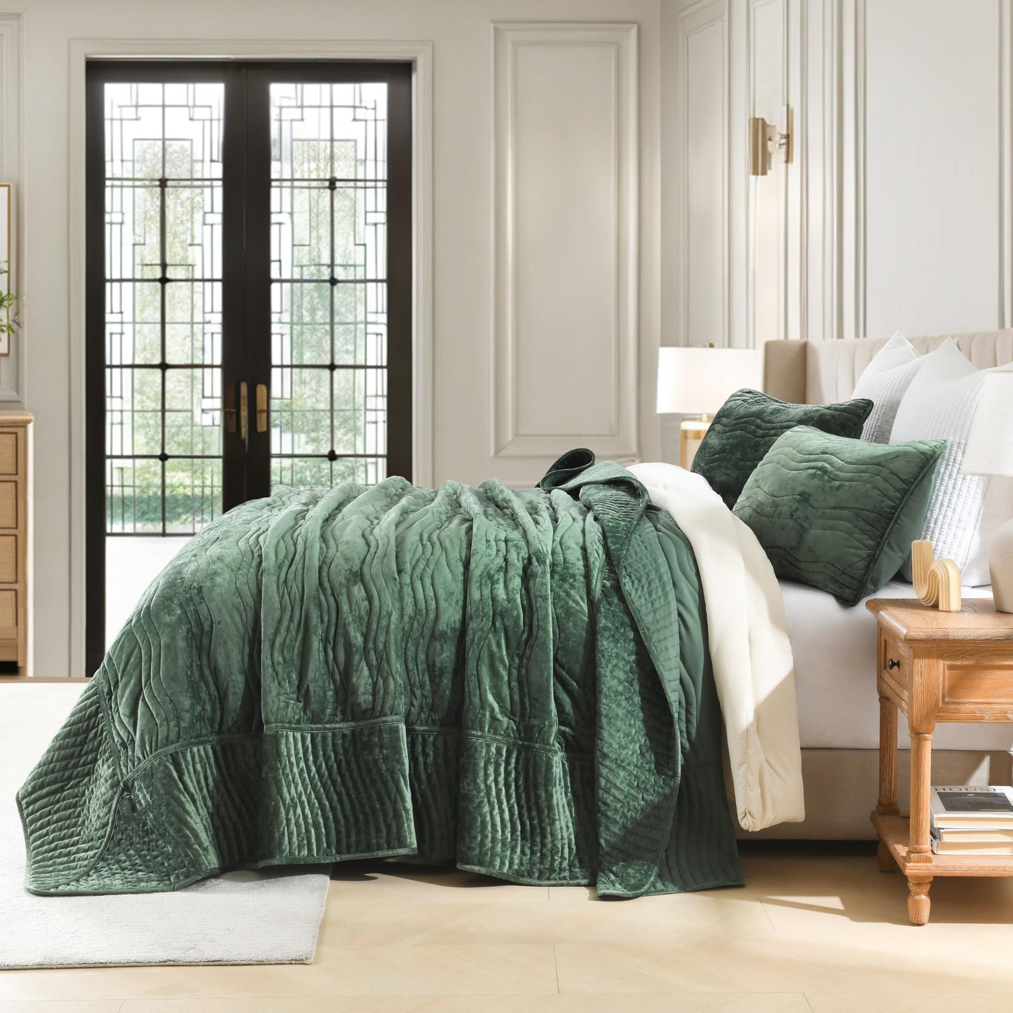 AJOCCI Velvet Oversized King Quilt Set, California King Comforter Set Emerald Green Bedding Set (118”*118”) with 2 Pillow Shams, Luxurious Quilt Set,All-Season 3 Pieces