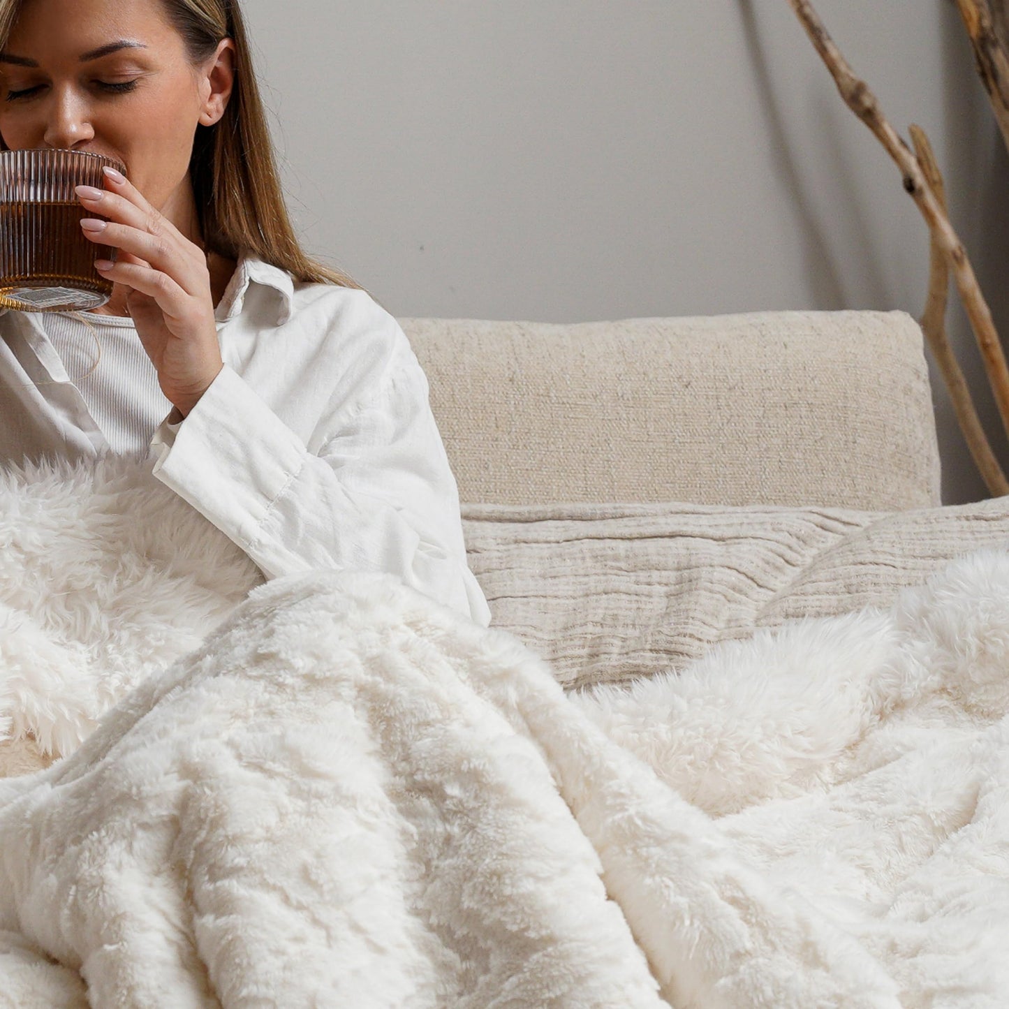 Mon Chateau 60" x 70" Crest Faux Fur Throw, Plush Luxury Blanket for Couch, Sofa, or Bed, Soft Reversible Throw Blanket for Sleeping, Home & Room Decor, Ivory Jacquard