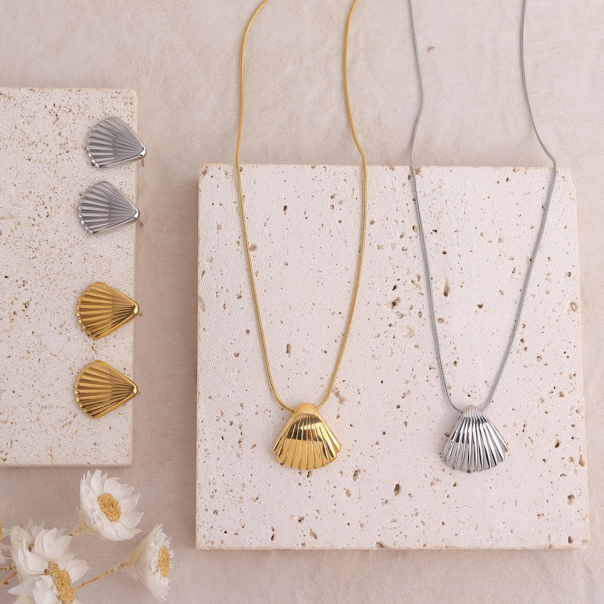 Frigotine Dainty Gold Shell Pendent Necklace for Women, Trendy Simple Statement Seashell Textured Adjustable Snake Chain Choker Summer Beach Jewelry Gifts