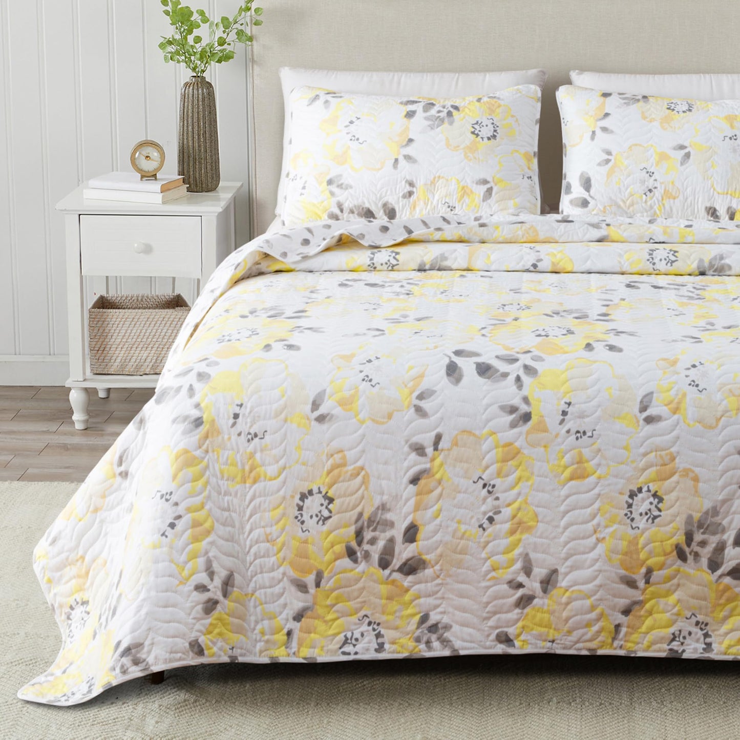 Great Bay Home Floral King Quilt Set with Shams, Yellow Floral Bedding Set, All-Season, Lightweight Bedspread. Reversible. Farmhouse Bedding. (King, Helene)