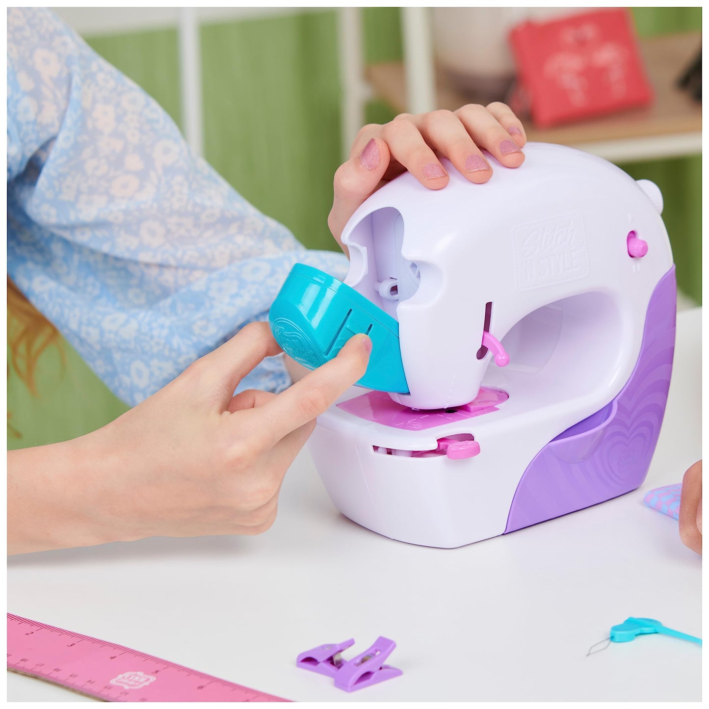 Cool Maker Stitch n Style Fashion Studio - Easy Sew No Thread Sewing Machine with 6 Projects for Kids Ages 8+