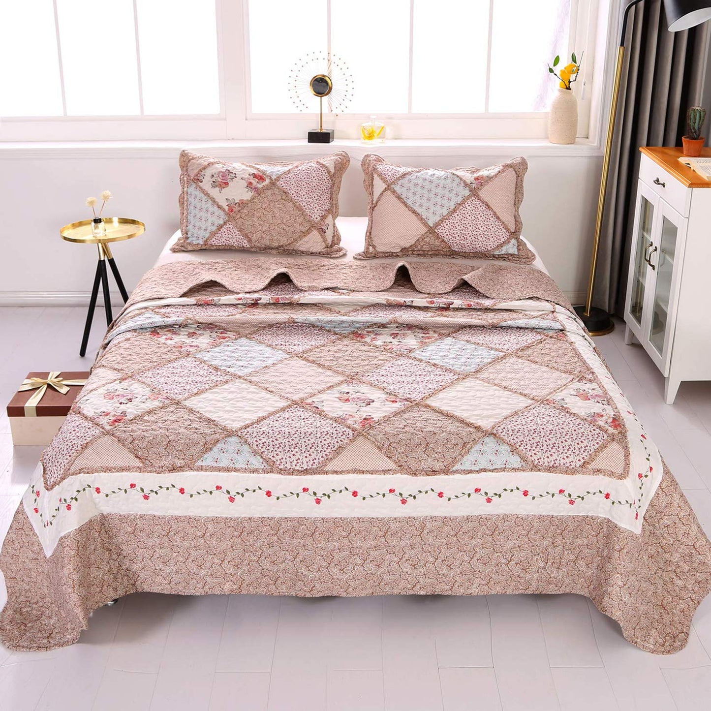 VIVILINEN Queen Size Quilt Set 3-Piece Light Pink Floral Patchwork Reversible Quilted Bedspread Coverlet Set Lightweight Comforter Bedding Set Bed Sheet Set Cover Blanket with 2 Pillow Shams