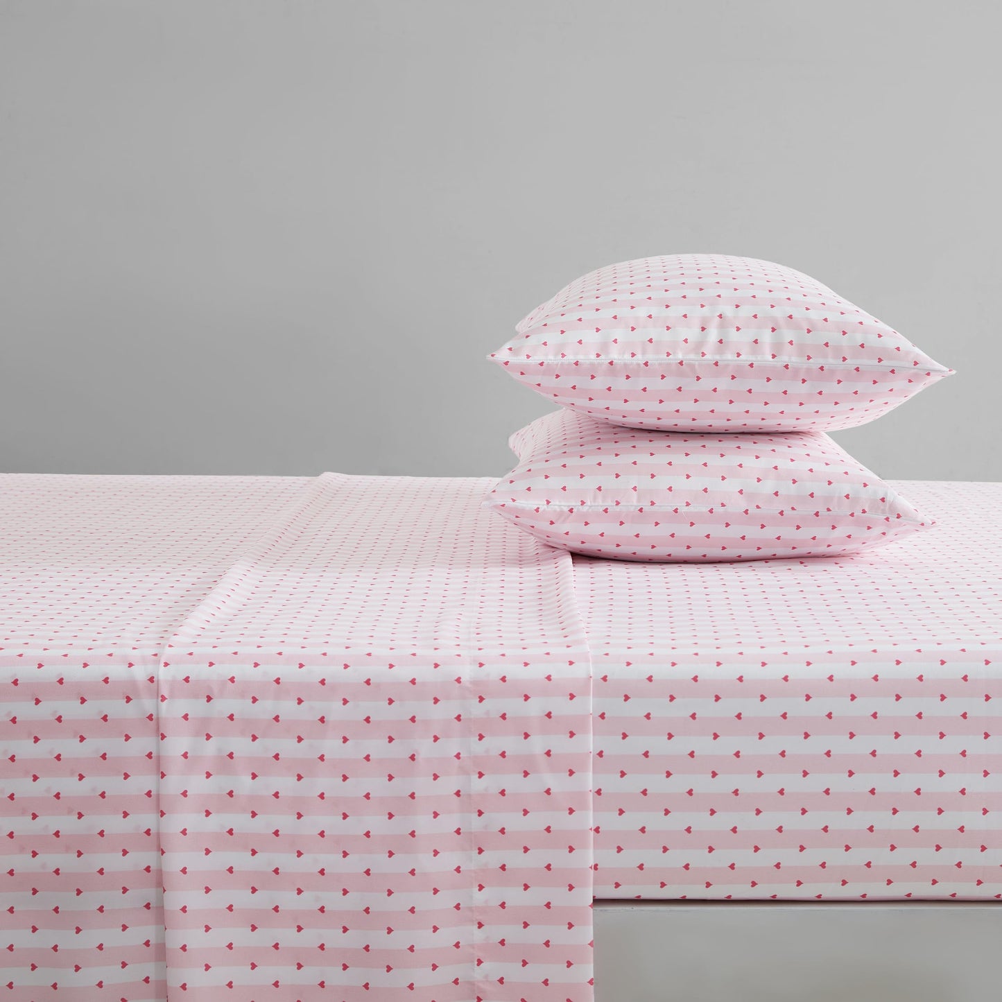 Betsey Johnson - Queen Sheet Set with Fitted Sheet & Pillowcases, Fade & Wrinkle-Free Bedding, Deep Pocket, Dorm Room Essentials, Wonderland Stripe Pink