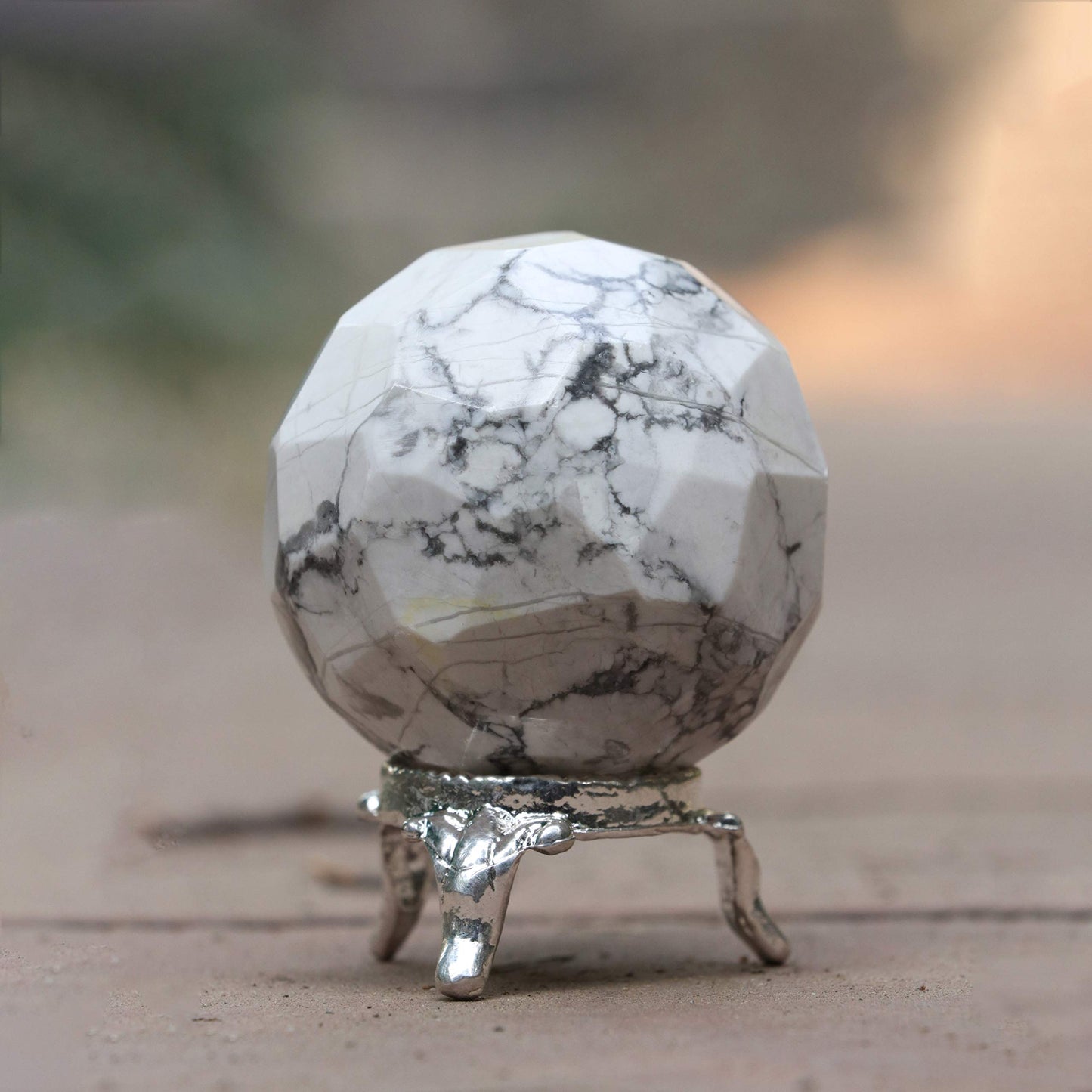 Crocon 45mm Howlite Diamond Cut Stone Sphere Ball with Metal Stand 1400+ Carats Gemstone Ball Healing Ornament Rock Sphere Sculpture Figurine for Fengshui Divination Crystal Home Decor Photography