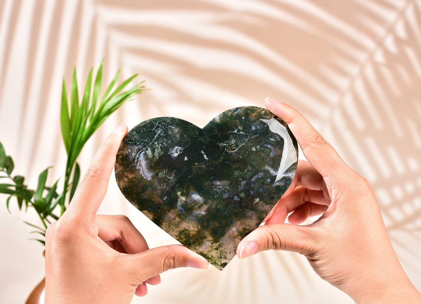 AMOYSTONE Large Heart Shaped Rock Stone Moss Agate Heart Rock Collection Mineral Specimen Home Office Decor, 4.5-5"/pc with Golden Alloy Bracket