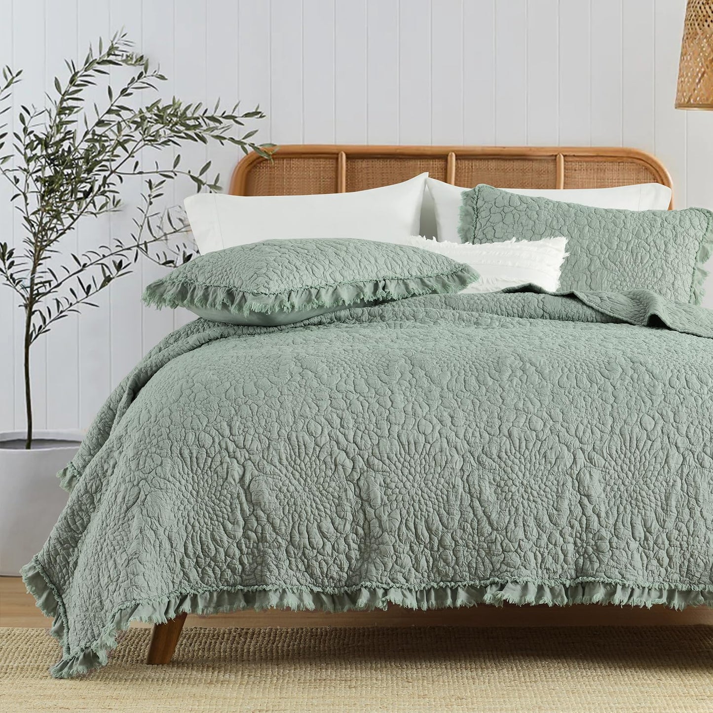 HORIMOTE HOME Sage Green Ruffled Quilt King Size, Shabby Chic Floral Quilt Set Lightweight Crinkled Farmhouse Rustic Bedding Set, 3 Pieces Reversible Bedspread with 2 Pillow Shams for All Season