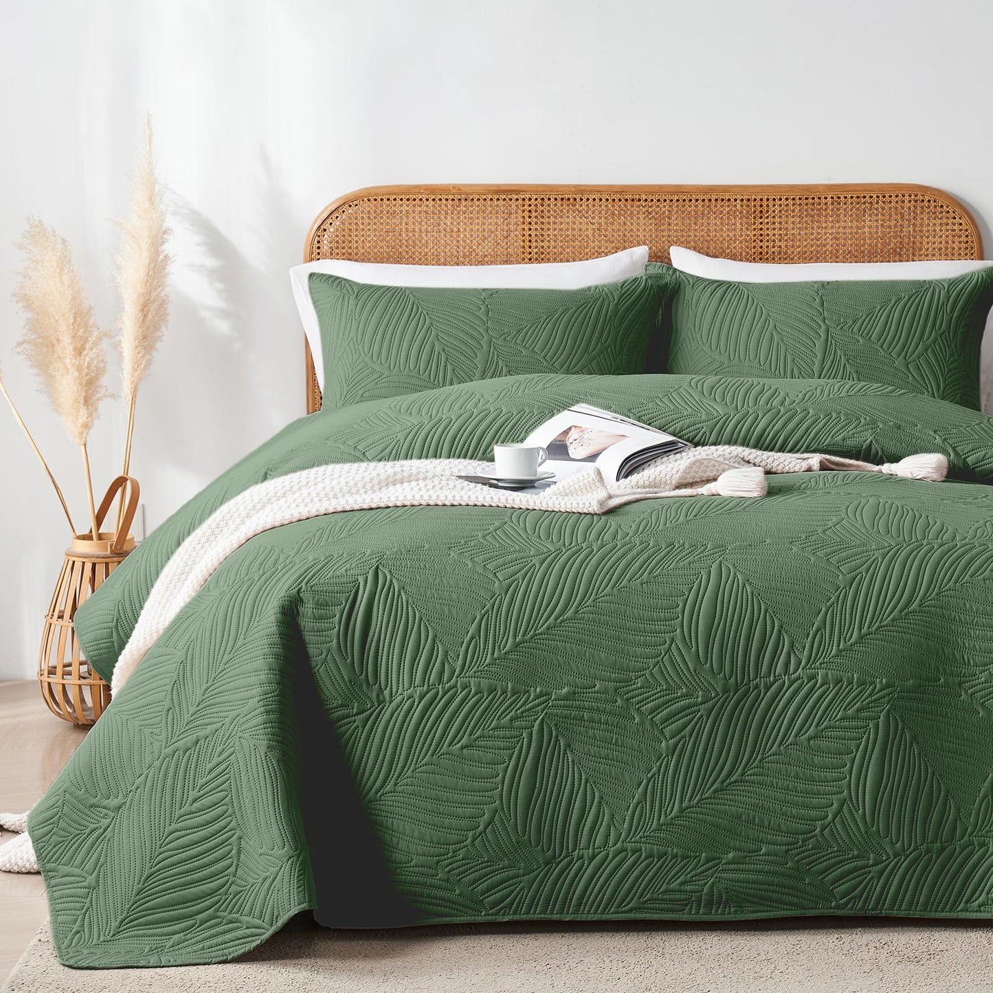 OARAGE Queen Quilt Bedding Set Soft Lightweight Olive Green Bedspread with Leaf Pattern,Ultrasonic Microfiber Bed Coverlet Full Size for All Season (1 Quilt, 2 Shams)