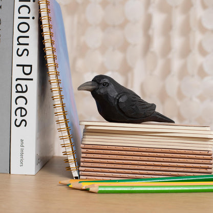 MegeFul Small Wooden Crow Figurine – Cute Hand-Carved Raven Collectible, Small Rustic Bird Decor for Desk & Shelf, Animal Ornament with Gift Box