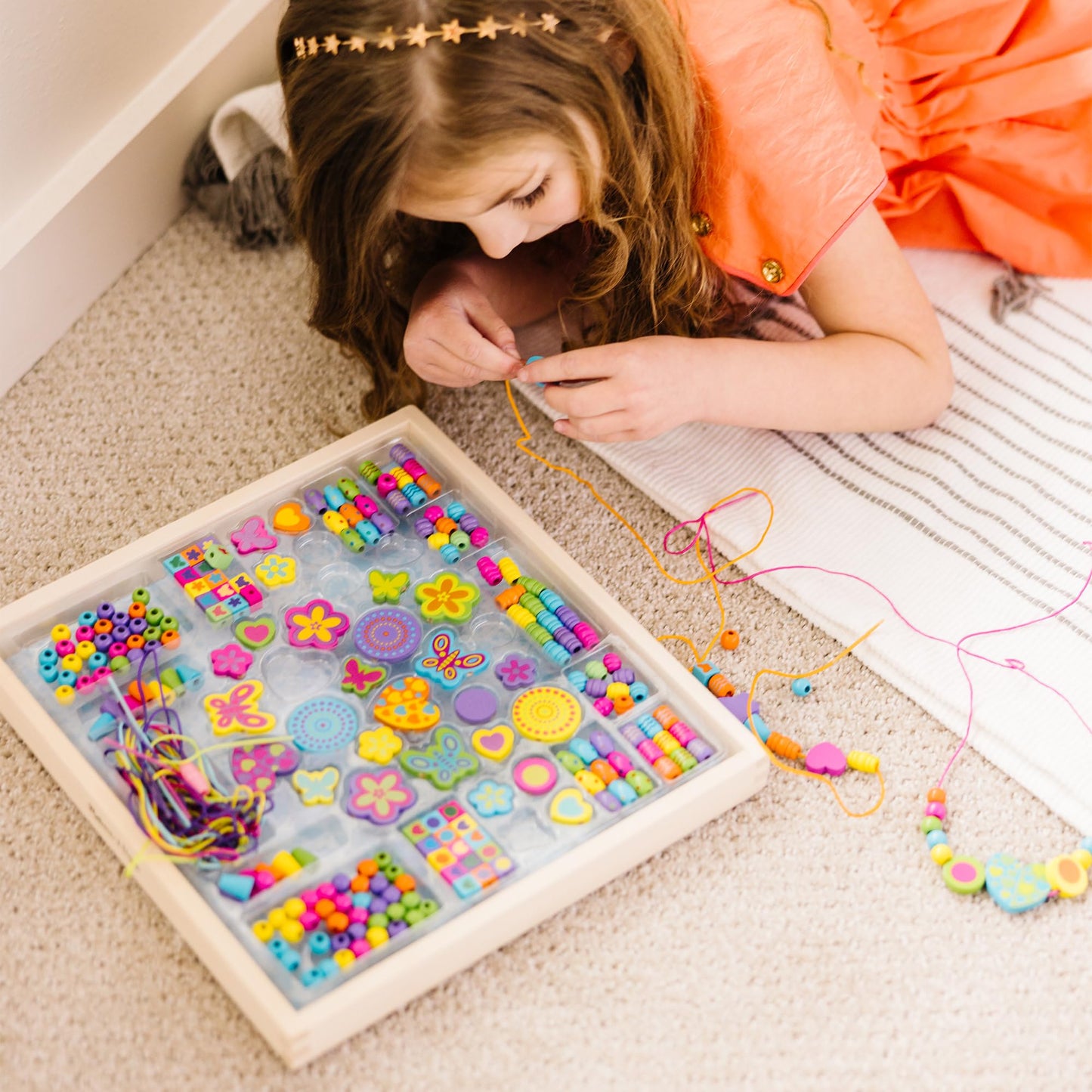 Melissa & Doug Bead Bouquet Necklace Making Kit | Wooden Beads for Jewellery Making Kit | Arts and Crafts for Kids Age 6 | Friendship Bracelet Making Kit for Girls or Boys