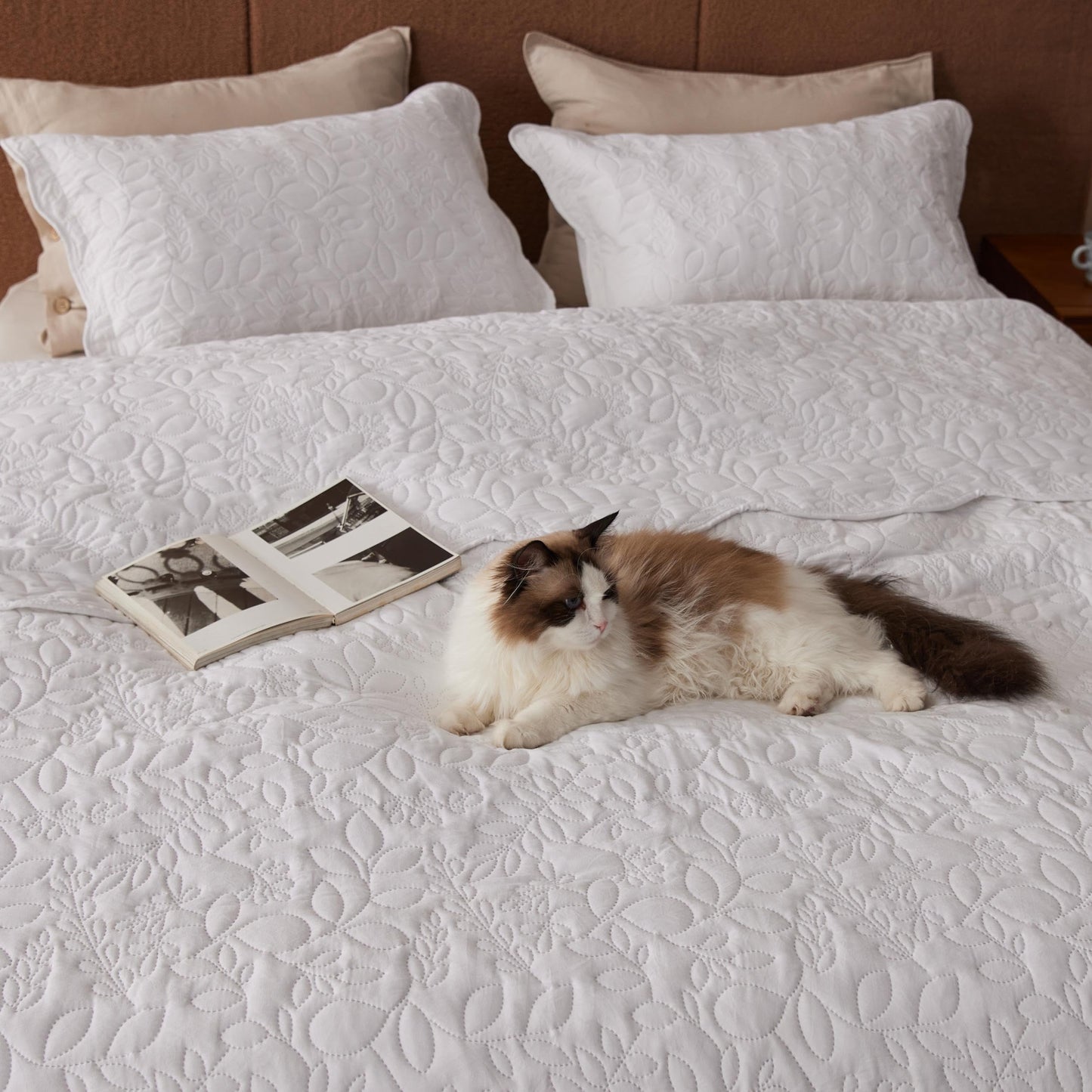 Bedsure Quilt King Size - Ultra Soft Pre-Washed Cloud-Like Bedding, All-Season Lightweight Comforter for Country Bedroom, Leaf Design Coverlet in Pure White, 106 x 96 Inches
