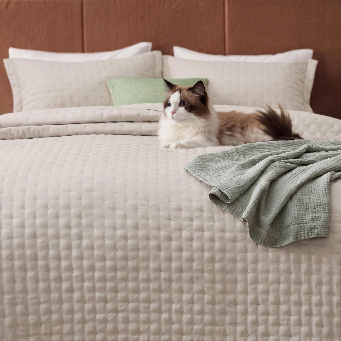Bedsure King Quilt - Linen Bedspread King Size & Lightweight Comforter, Modern Farmhouse Coverlet with Clover Pattern, Ultra Soft All-Season Bedding, 106 x 96 Inches