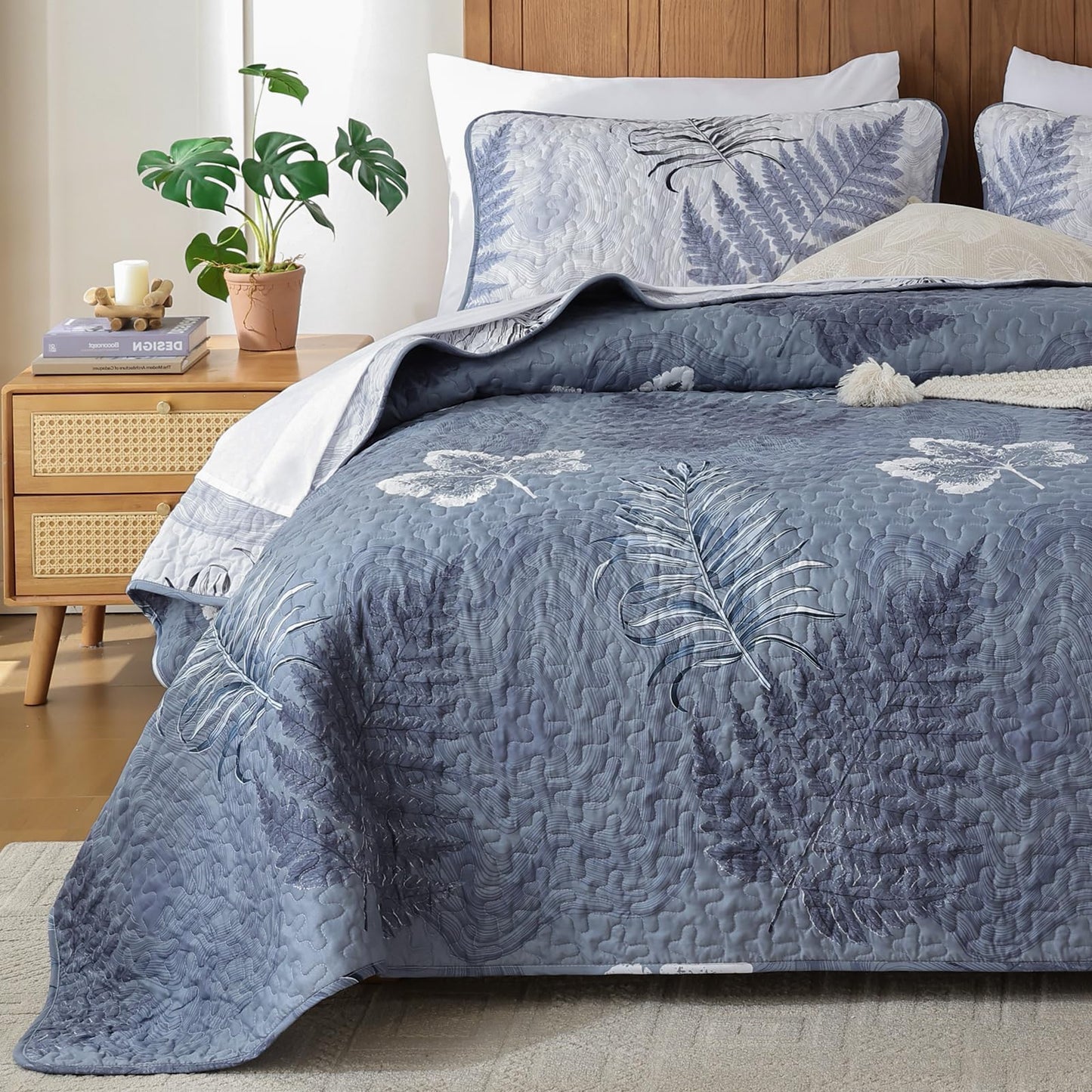 Dinjoy Blue Quilts Set Queen Size, Botanical Bedspread Bedding Set Floral Leaf Pattern Reversible Quilt Coverlet Set 3 Pieces, Summer Bedspread Bed Cover with 2 Pillow Shams for All Seasons