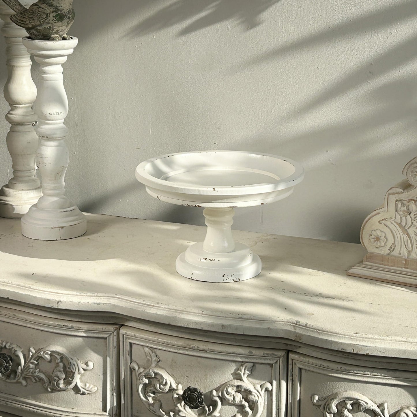 Rustic White Wood Pedestal Tray Stand for Table Decoration,Round Distressed Finished Cake Stand Dessert Table Display,Farmhouse Cake Stand Candle Holder Perfect for Weddings,Birthdays