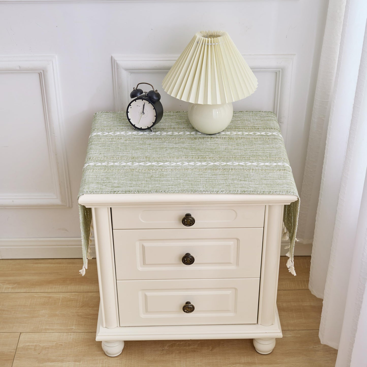Wuluwala Small Bedside Tablecloth Nightstand Cover Cloth with Tassels Rustic Farmhouse End Table Cloth Linen Side Table Cover Suitable for Living Room Spring Summer Wedding Home Decor, Green