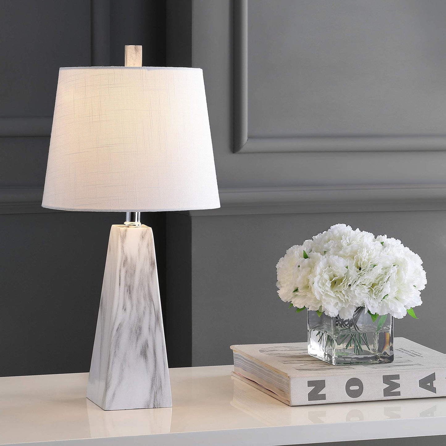 JONATHAN Y 20.5" White Marble Finish Modern Resin Table Lamp for Bedroom Living Room, Contemporary Faceted Bedside Lamp with White Linen Shade, LED Bulb Included JYL1037A