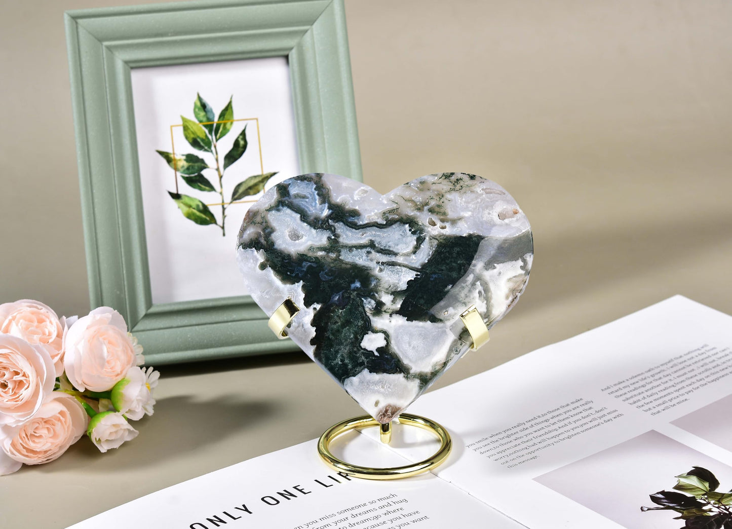 AMOYSTONE Large Heart Shaped Rock Stone Moss Agate Heart Rock Collection Mineral Specimen Home Office Decor, 4.5-5"/pc with Golden Alloy Bracket