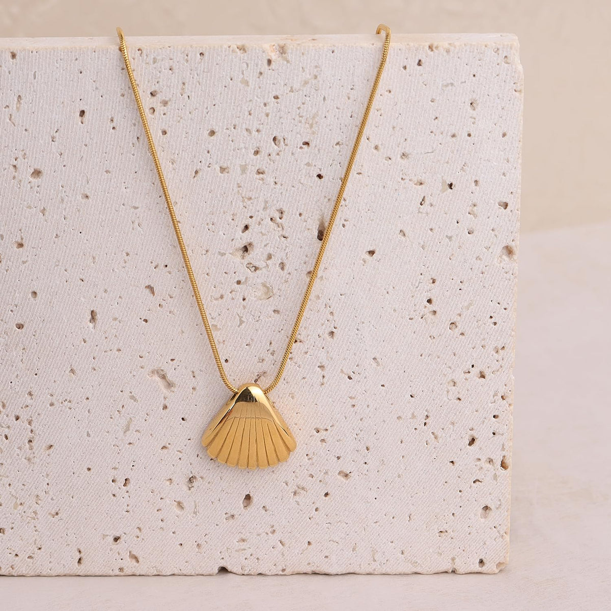 Frigotine Dainty Gold Shell Pendent Necklace for Women, Trendy Simple Statement Seashell Textured Adjustable Snake Chain Choker Summer Beach Jewelry Gifts