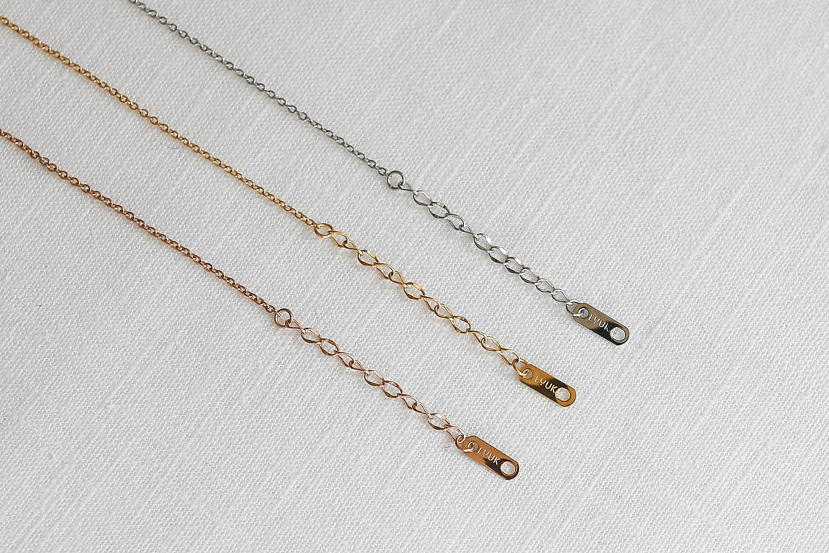 LUUK LIFESTYLE Filigree 19” necklace with monstera leaf pendant, modern and minimalist fashion accessory, nature zen jewellery for everyday life, HAPPINESS gift card, lucky charm, layer look, gold