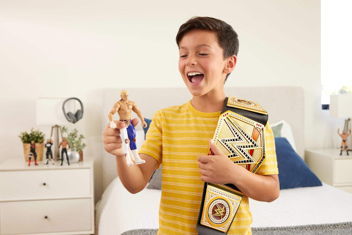 Mattel WWE Championship Title, Undisputed WWE Universal Championship Role-Play & Costume Accessory, Wearable Leather-like Belt 3+ Feet with One-Time Adjustment, HYJ35, Black