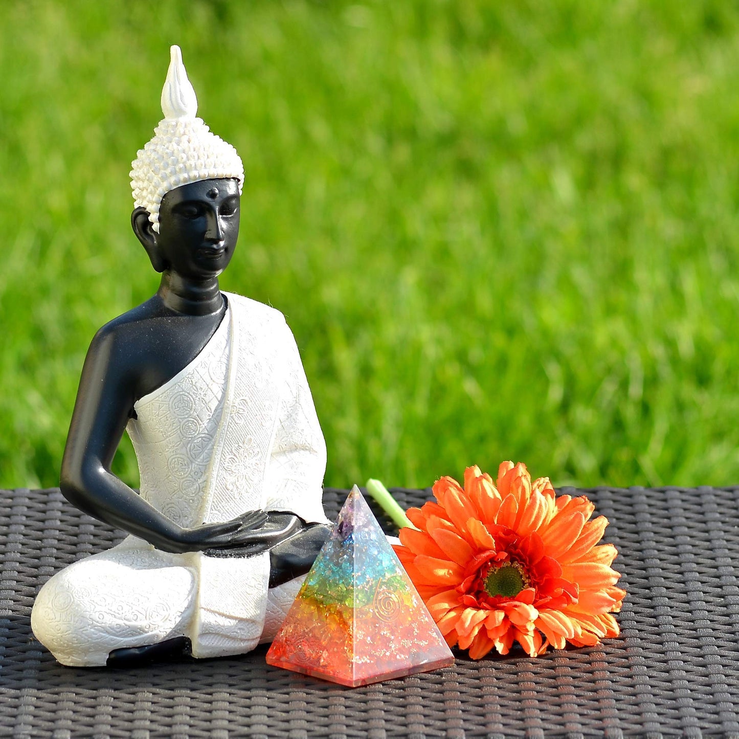 Orgonite Crystal Pyramid - Chakra Balancing Orgone Energy Generator Healing Stone Pyramid for Spiritual Healing, Reki Gift and Meditation (Crown Chakra Symbol)