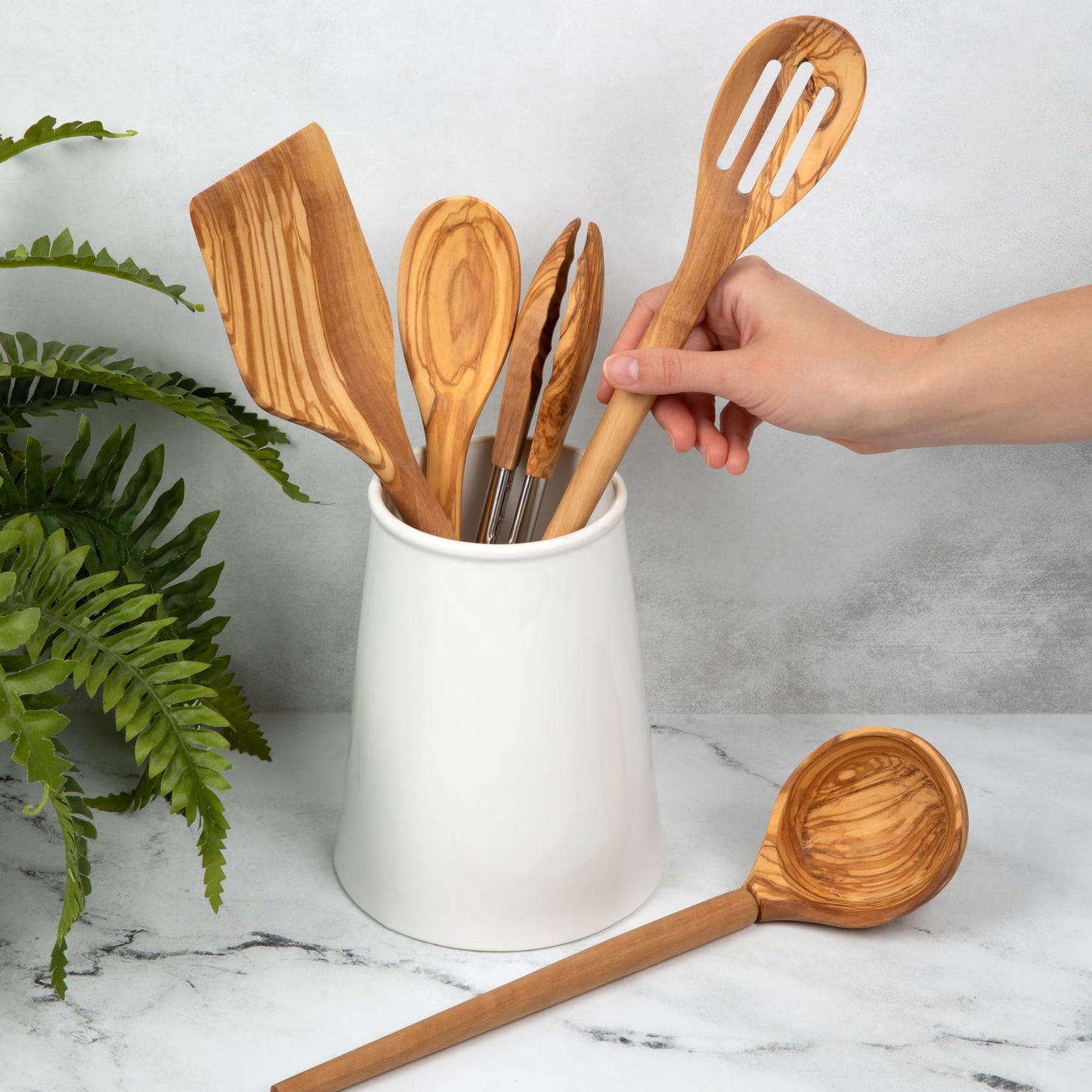 Salt & York 5-Piece Olive Wood Kitchen Utensil Set with Turner, Tongs, Slotted Spoon, Ladle and 12" Spoon, Farmhouse Style Kitchen & Cookware, Ideal for Entertaining, Wedding and Housewarming Gift