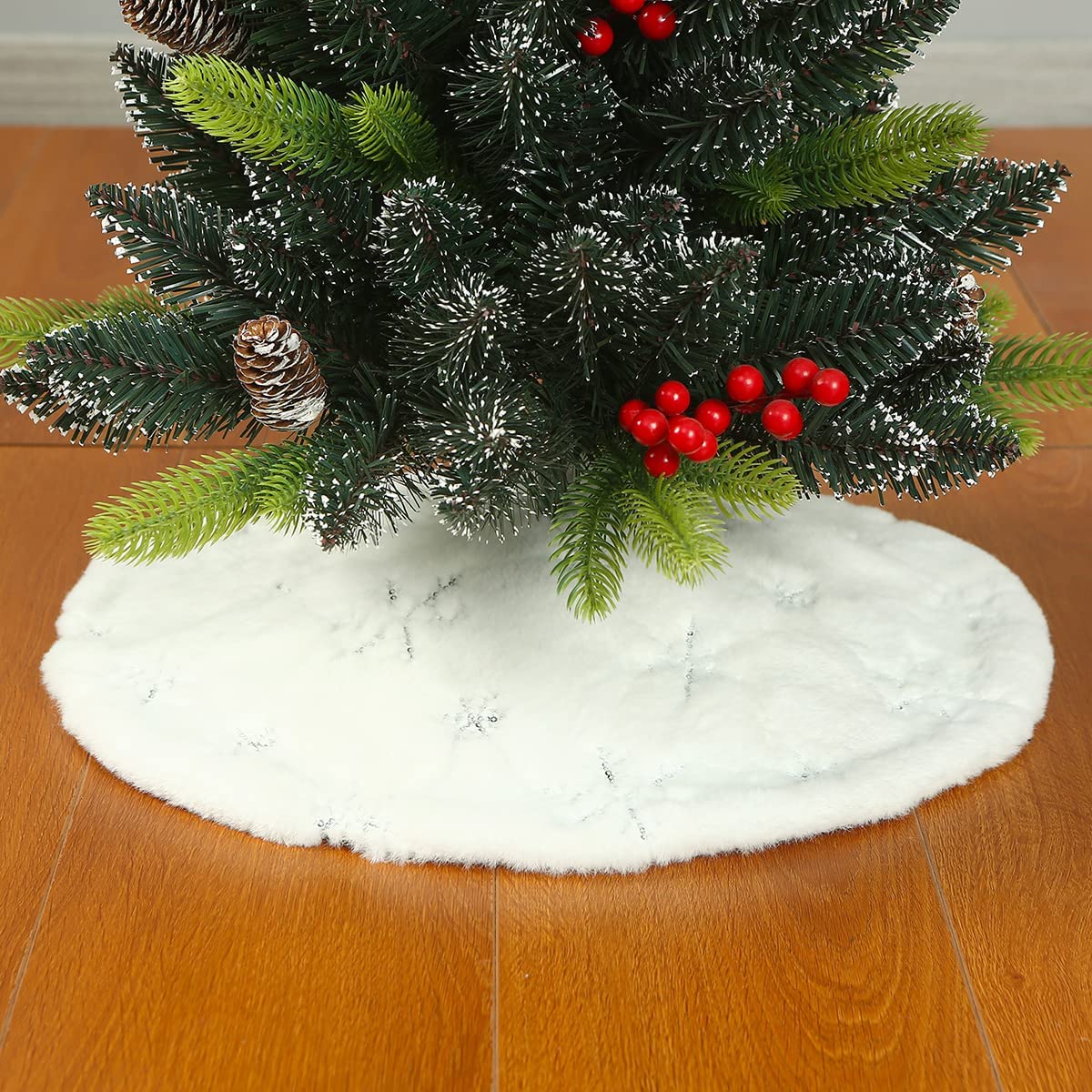 Sattiyrch Small Christmas Tree Skirt 18in, with Silver Snowflakes, Faux Fur White Xmas Tree Skirt for Christmas Tree (Silver Snowflakes, 18in)