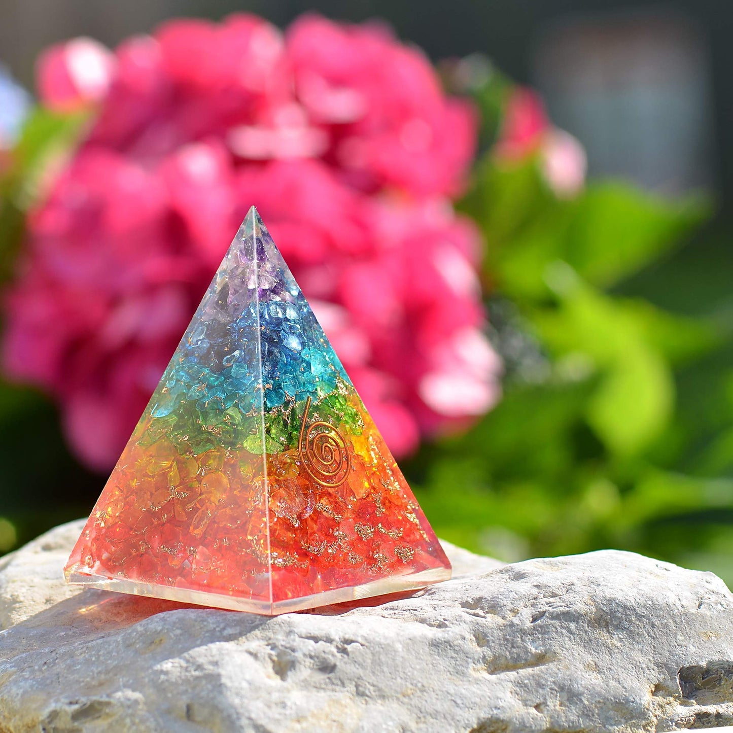 Orgonite Crystal Pyramid - Chakra Balancing Orgone Energy Generator Healing Stone Pyramid for Spiritual Healing, Reki Gift and Meditation (Crown Chakra Symbol)