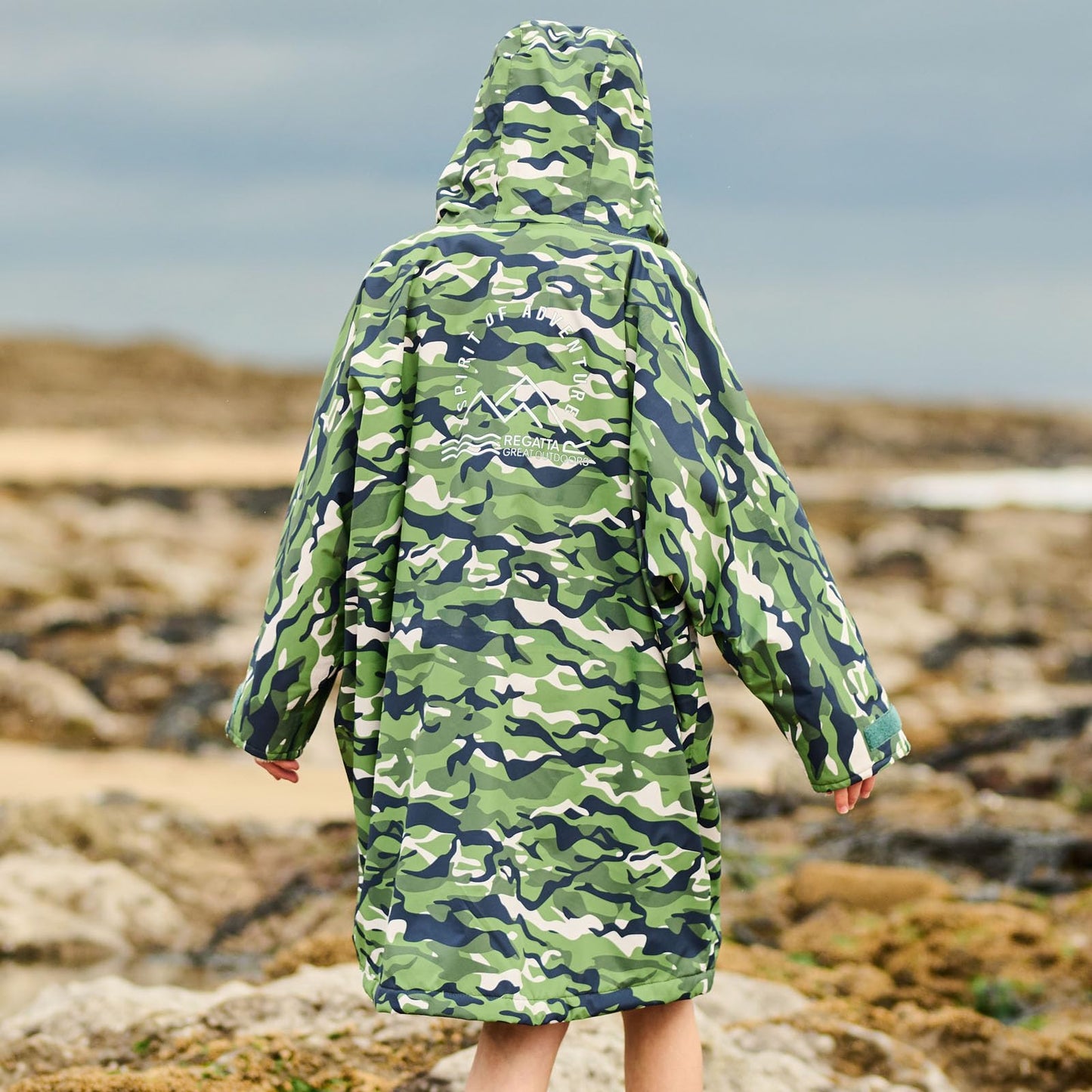Regatta Kids Oversized Waterproof Changing Robe, Black camo, 9-13 Years