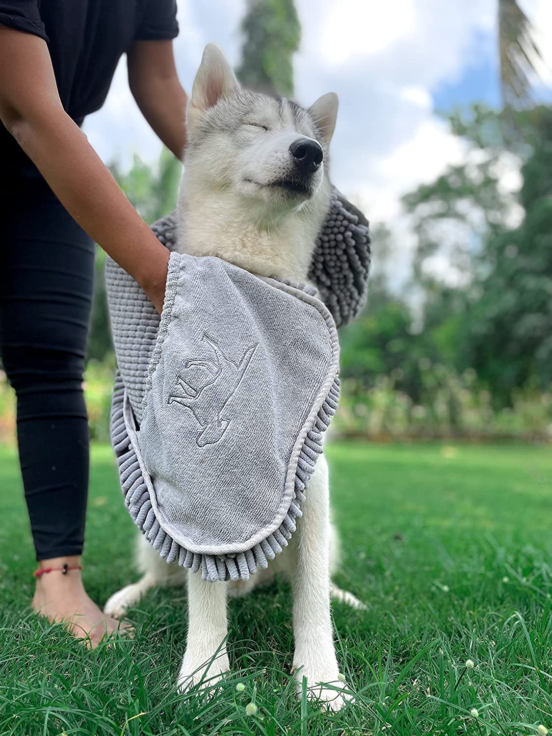 Tuff Pupper Quick Dry Towel for Dogs | Ultra Absorbent Microfiber Shammy | Extra Large 85x35cm Size Dog Bath Towel | Comfortable Hand Pockets | Indoor Outdoor Use | Durable Material | Machine Washable