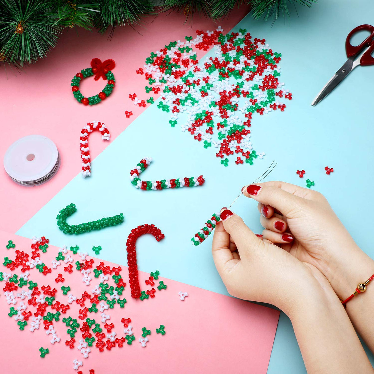 Christmas Tri Beads, Holiday Beaded Ornaments Candy Cane Ornament Craft Kit, Including 0.38 Inch Plastic Tri Beads and Beading Wirefor Christmas Tree Decoration(800)