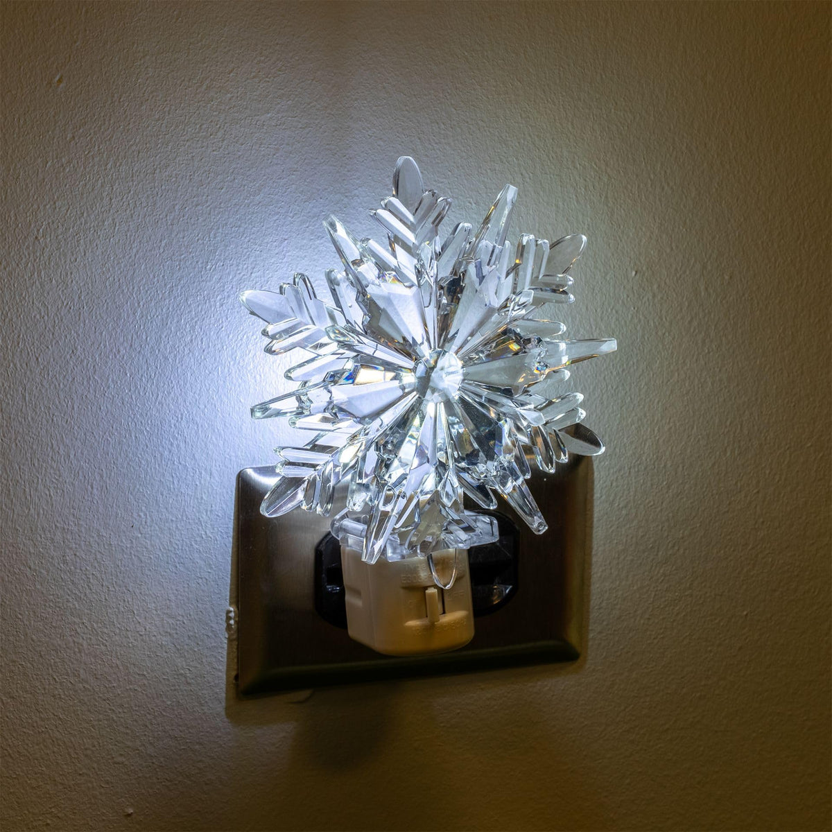 Novelty Lights LED Lamp Snowflake Pure White Christmas Decoration Night Light with Swivel Plug