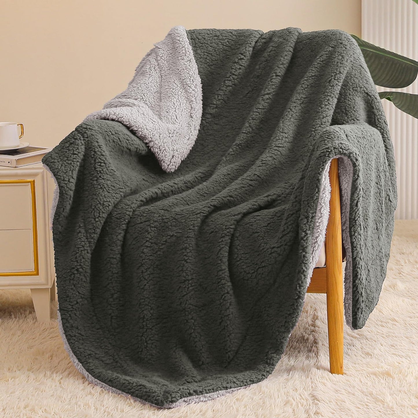 Exclusivo Mezcla Extra 50x70 Inches Leaves Pattern Throw Blanket and 50"x60" Sherpa Fleece Throw Blanket