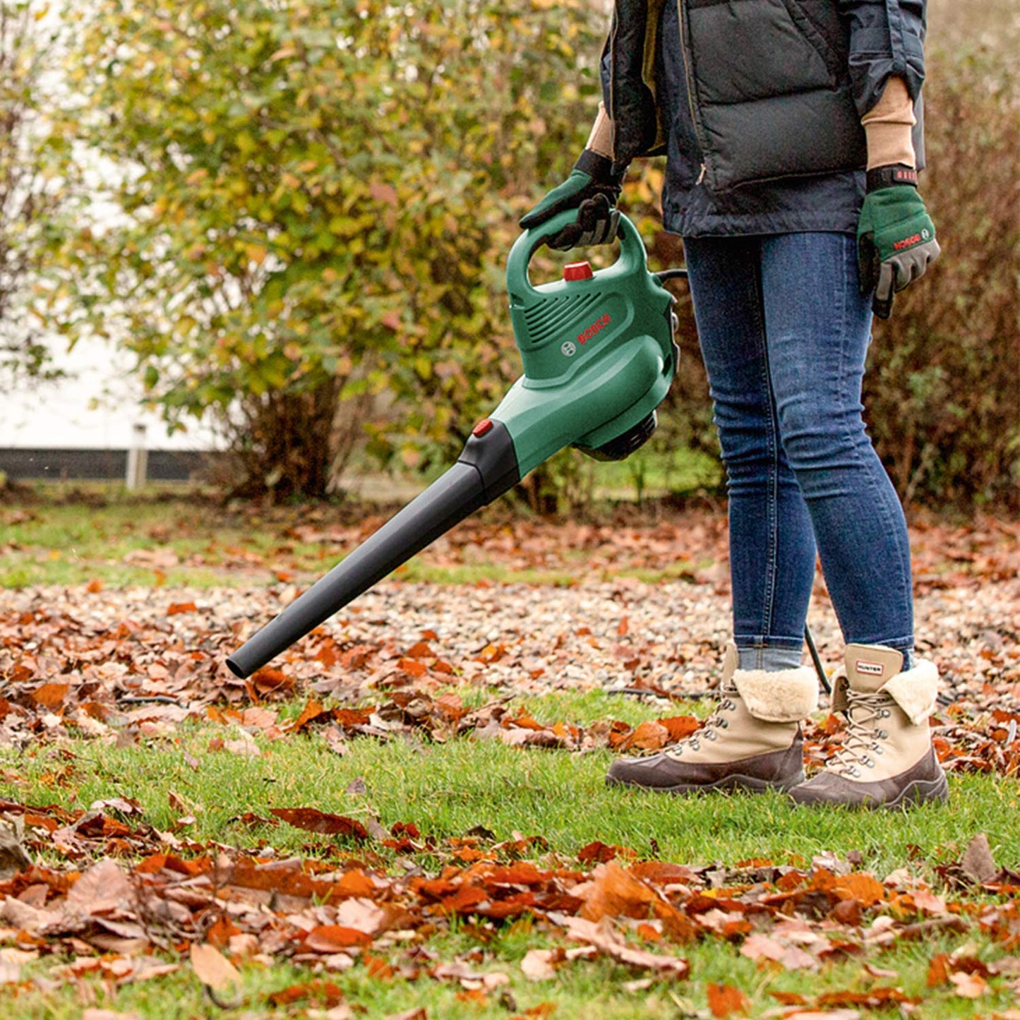 Bosch Electric Leaf Blower and Vacuum UniversalGardenTidy 3000 (3000 W, collection bag 50 l,variable speed,for blowing, vacuuming shredding leaves, Weight: 4.7 kg, in carton packaging)