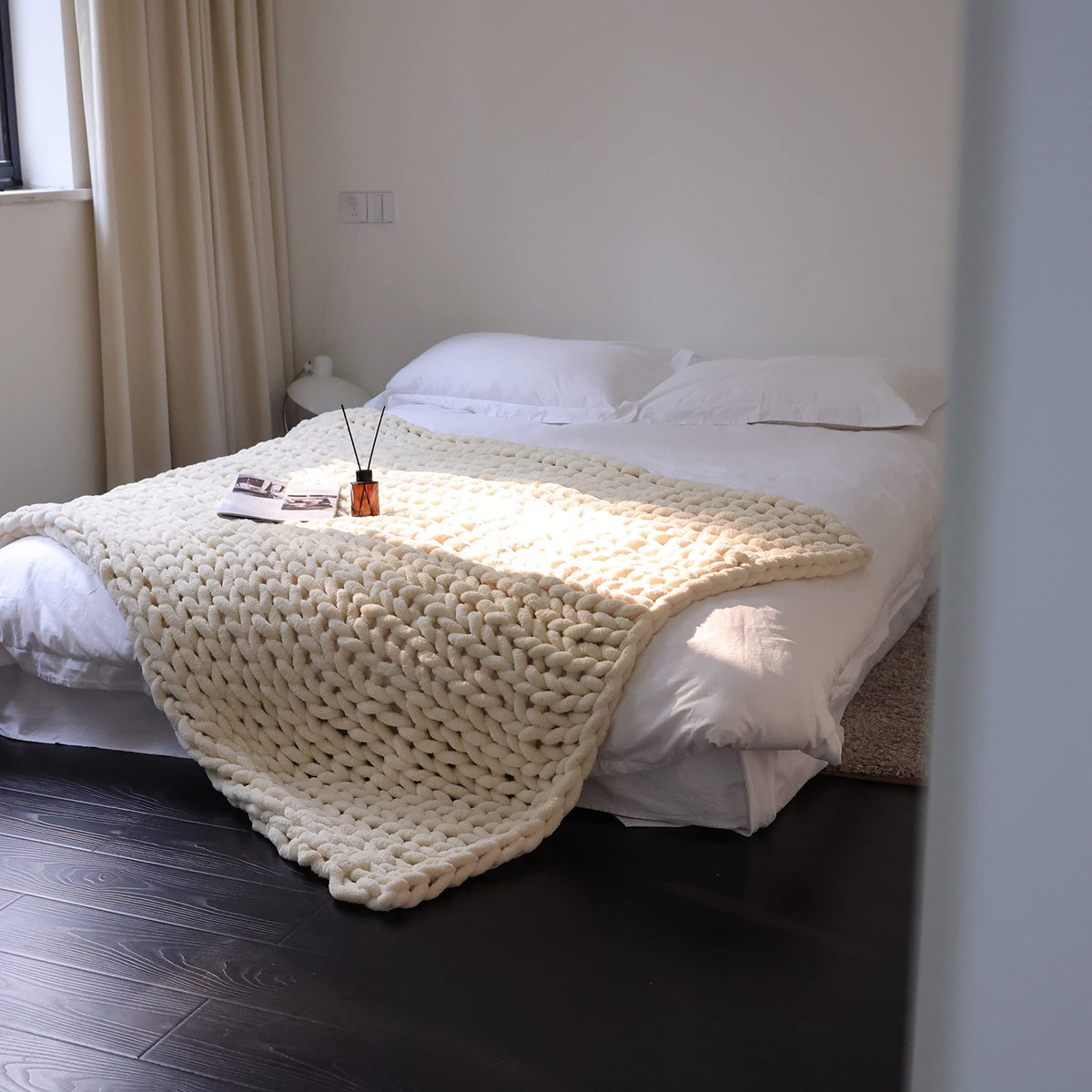 Maetoow Chenille Chunky Knit Blanket Throw （40×50 Inch）, Handmade Warm & Cozy Blanket Couch, Bed, Home Decor, Soft Breathable Fleece Banket,Graduation Gifts, Cream
