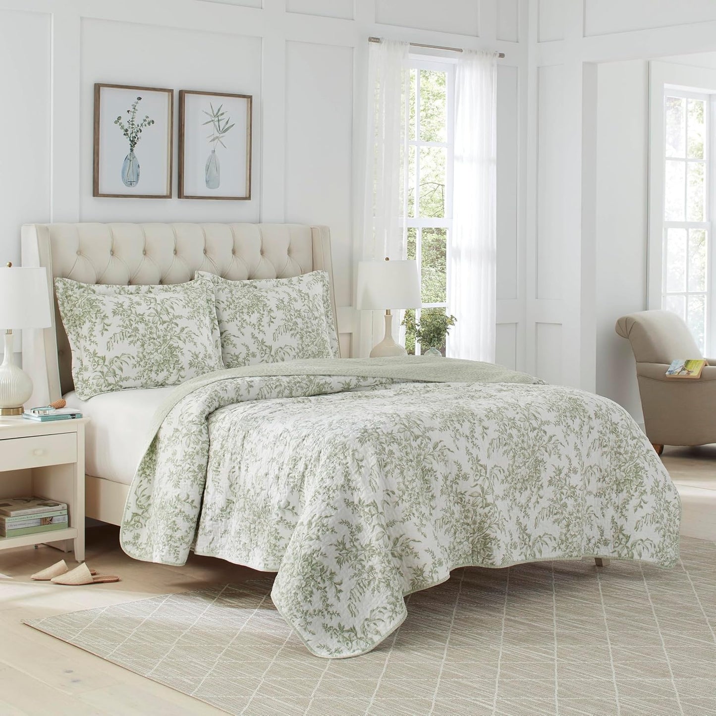 Laura Ashley – Twin Quilt Set, Soft & Lightweight Bedding with Matching Shams, Reversible Floral Room Decor, College Dorm Room Essentials (Bedford Green)
