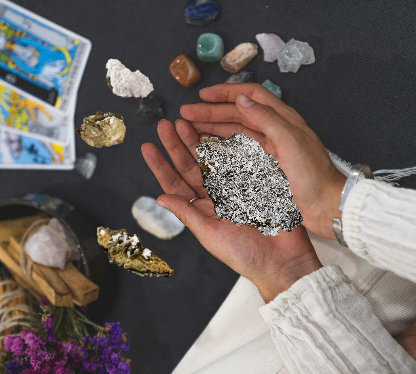 AMOYSTONE Indoor Decorative Stone Ornaments Siderite Large Quartz Ore Specimen Healing Calming Effects for Crystal Healer Lover (Grey-White 1.3-1.7 Pounds with Rack)