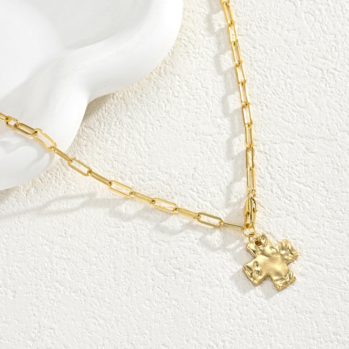 FAXHION Chunky Cross Necklace for Women, Gold Toggle Chain Statement Necklace with Hammered Cross Pendant, Vintage Chunky Necklace Jewelry Gift for Women