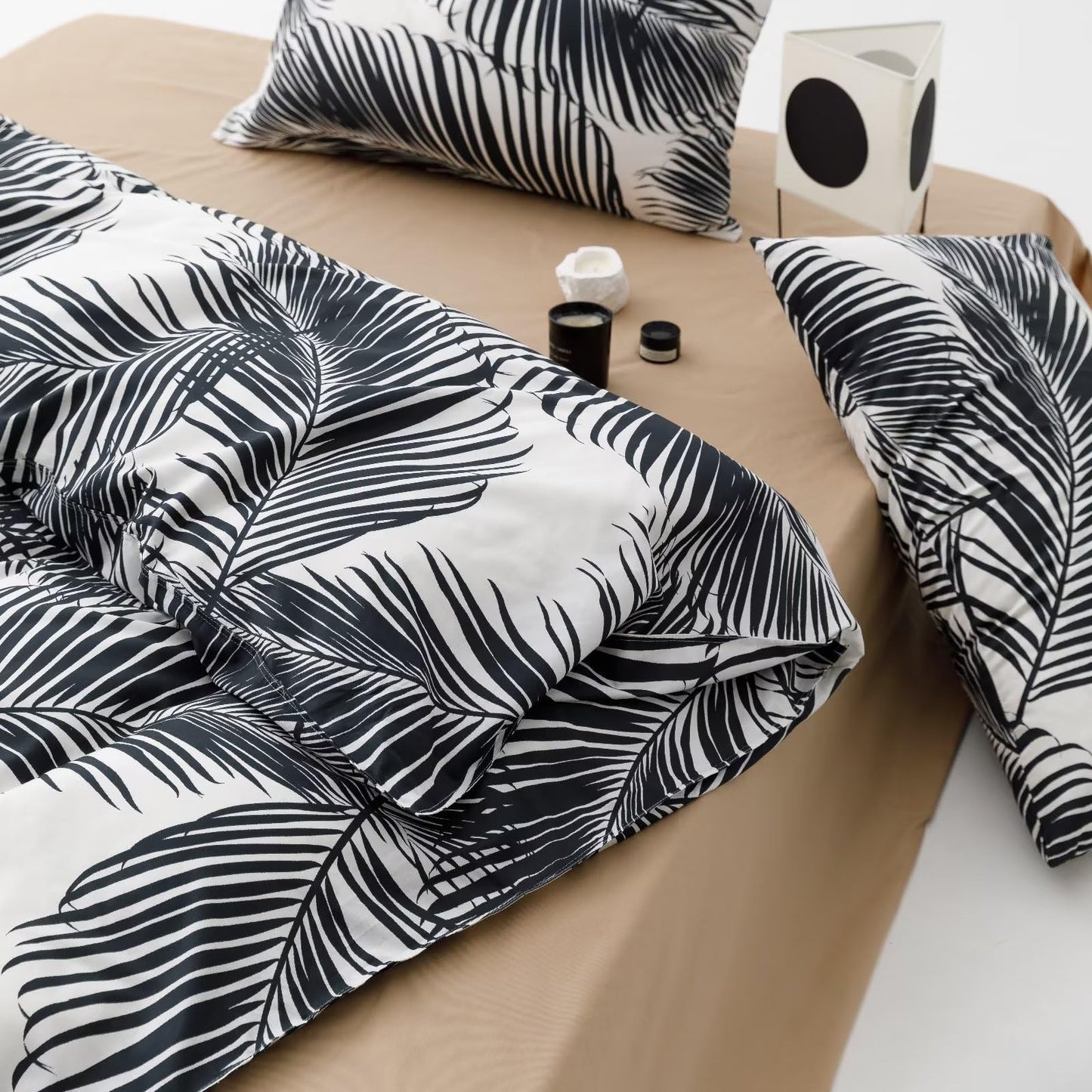 karever Black Leaves Comforter Queen & White Palm Leaf Printed Sets Modern Boho Tropical Botanical Bed Quilts for Women Men Soft Floral Comforters, Queen(90''*90'')