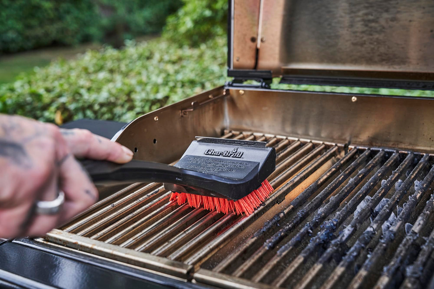 Char-Broil 140533 - 2-in-1 "Cool-Clean" Grill Cleaning Brush and Scraper, Black, 7.5 x 10 x 44 cm