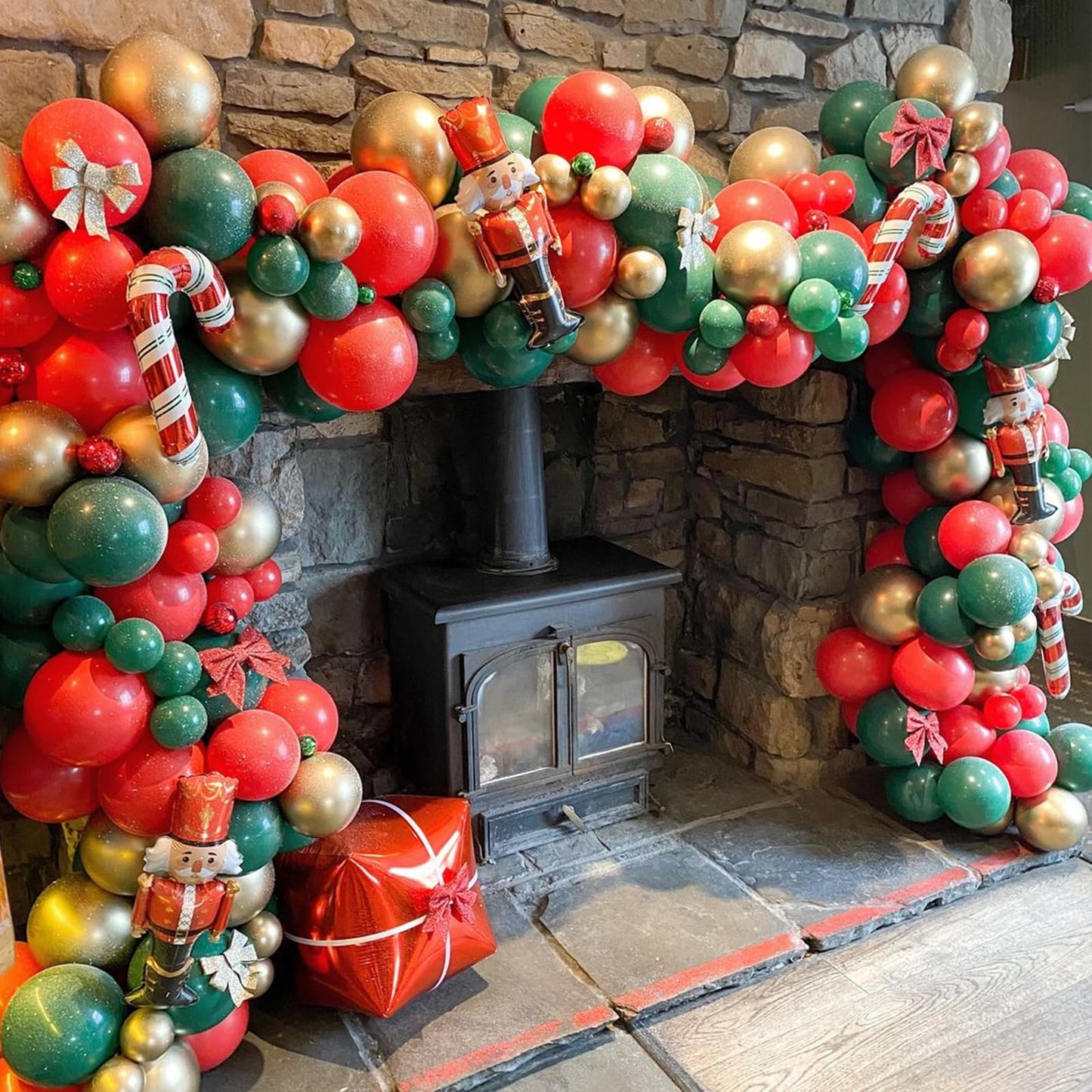 Red and Green Balloons Arch Garland Kit, 134pcs Red Green Christmas Balloons with Different Size for Birthday Christmas Party Decorations