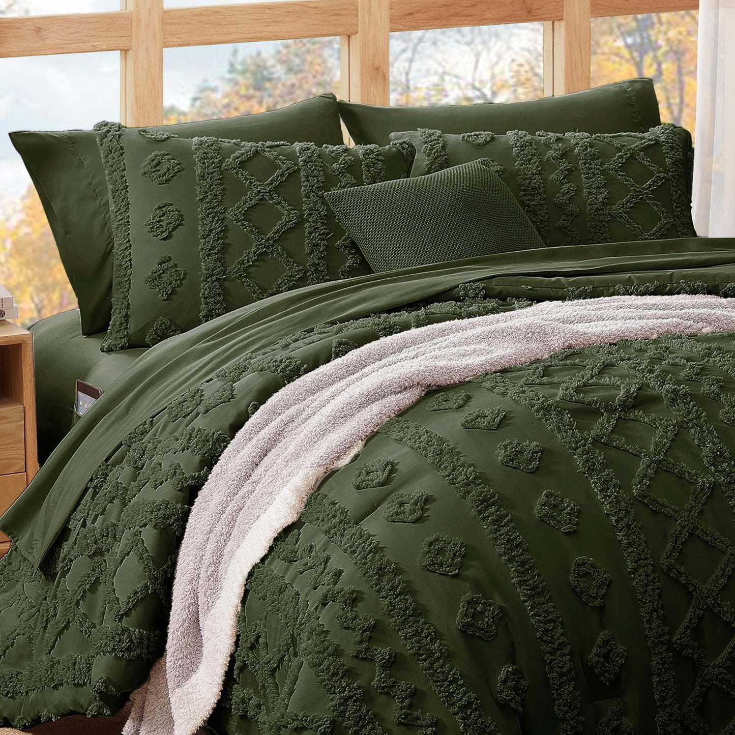 WRENSONGE Queen Size Comforter Set with Sheets - 7 Pieces Dark Green Tufted Bed in a Bag Queen Shabby Chic Bedding Sets with 1 Comforter, 2 Sheets, 2 Pillowcases & 2 Shams