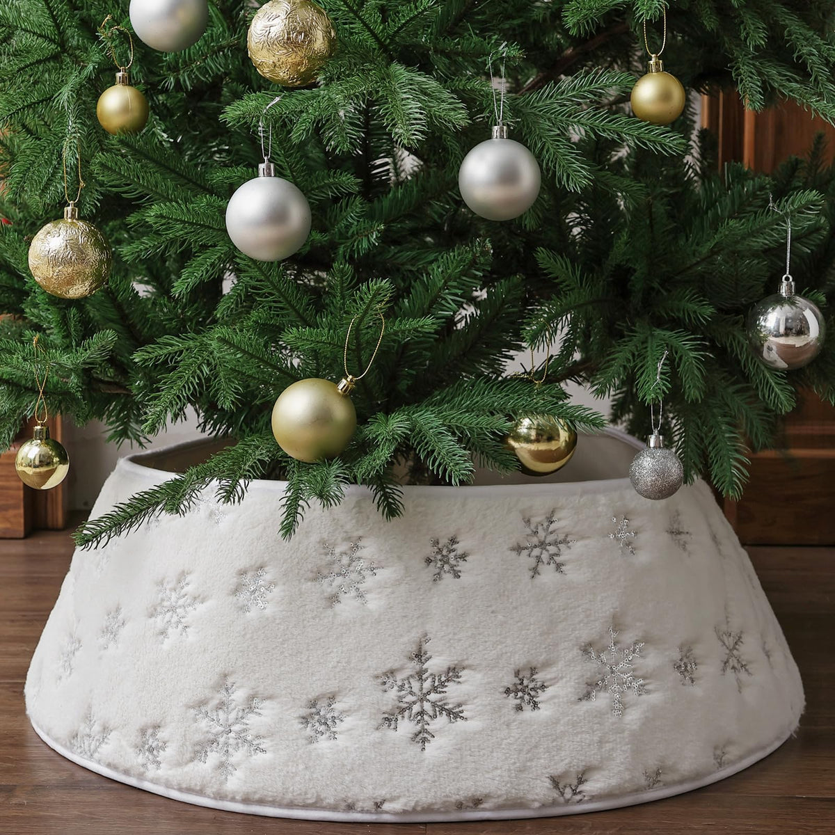 Faux Fur Christmas Tree Collar: Rustic White Luxury Plush Fur Christmas Tree Collars with Sliver Snowflake Sequins Pattern, Size Adjustable Farmhouse Modern Xmas Tree Skirt for Christmas Home Decor